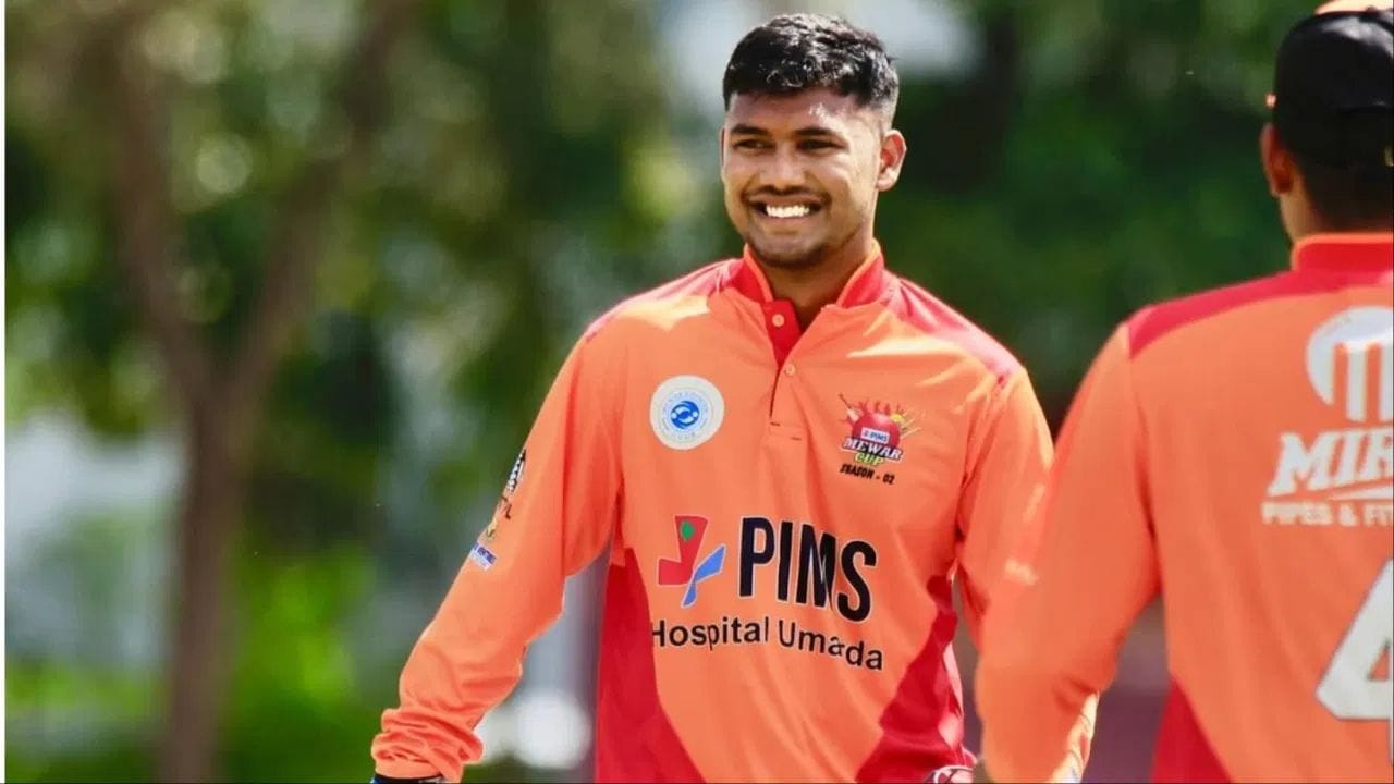 કાર્તિક શર્મા - રાજસ્થાનનો વતની, કાર્તિક શર્મા પ્રશાંત વીર સાથે સંયુક્ત રીતે સૌથી મોંઘો અનકેપ્ડ ખેલાડી છે. રસપ્રદ વાત એ છે કે, તેને પણ CSK દ્વારા ₹14.20 કરોડમાં ખરીદવામાં આવ્યો હતો. આ વિકેટકીપર-બેટ્સમેનના પિતા ટ્યુશન શિક્ષક હતા. પરિવારની આર્થિક પરિસ્થિતિ મુશ્કેલ હતી, પરંતુ તેમણે પુત્રનું ક્રિકેટર બનવાનું સ્વપ્ન ઓછું થવા દીધું નહીં. તેમણે લોન લીધી અને બોલિંગ મશીન ખરીદ્યું. ટ્યુશન ઉપરાંત, તેઓ ઠંડા પીણાના સપ્લાયર અને પાણીની બોટલ વેચનાર તરીકે પણ કામ કરતા હતા. કાર્તિકની સફળતામાં તેમના પિતાએ મહત્વપૂર્ણ ભૂમિકા ભજવી હતી.