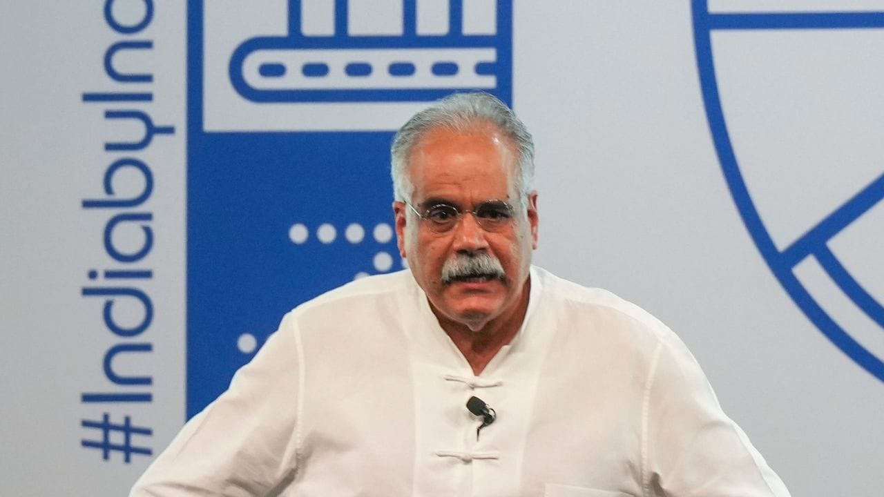 ઇન્ડિગોએ DGCA ને જણાવ્યું હતું કે, અપડેટેડ FDTL (Flight Duty Time limitations) નિયમોમાં ટેકનિકલ ખામીઓ, શિયાળાની સિઝનમાં સમયપત્રકમાં ફેરફાર અને એવિએશન સિસ્ટમમાં વધતી જતી ભીડ ઓપરેશનલ વિલંબના કારણો છે.