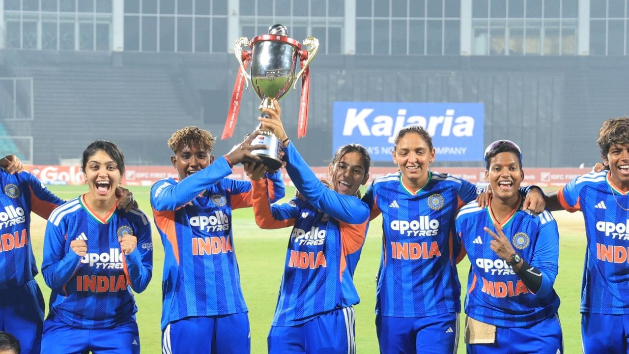  મેચની શરુઆત ભારતીય ટીમ માટે કાંઈ ખાસ રહી ન હતી. ભારતીય કેપ્ટન હરમનપ્રીત કૌરે શાનદાર ઈનિગ્સ રમી વાપસી કરી હતી. રન ચેજ દરમિયાન શ્રીલંકાની શાનદાર બેટિંગ જોવા મળી હતી.પરંતુ ભારતીય બોલરે દબદબો દેખાડતા મેચ જીતવાની સાથે સીરિઝ 5-0થી પોતાને નામ કરી છે.