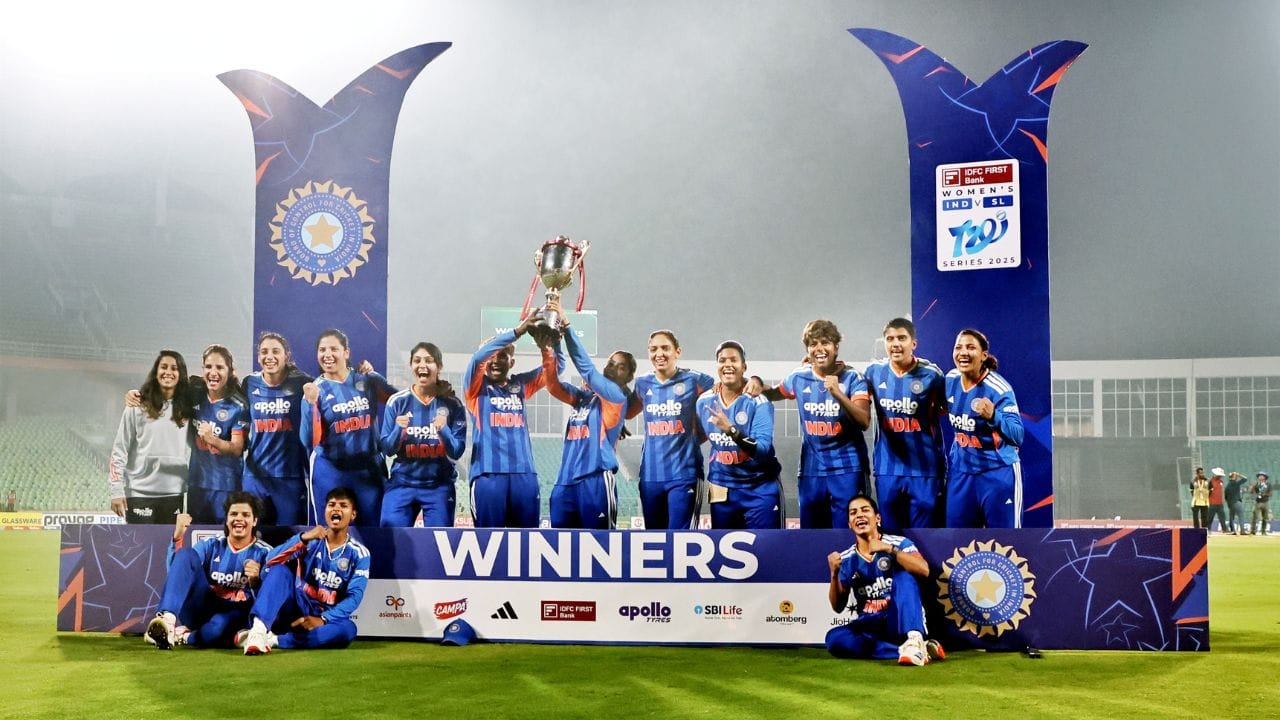 શ્રીલંકાએ આ મેચમાં ટોસ જીતી પહેલા બોલિંગ કરવાનો નિર્ણય લીધો હતો અને ટીમ ઈન્ડિયાની શરુઆતની 3 વિકેટ માત્ર 41 રન પર જ પડી હતી. 77 રન સુધી પહોંચવા માટે અડધી ટીમ પવેલિયન પરત ફરી હતી ત્યારબાદ હરમનપ્રીત કૌરે શાનદાર બેટિંગ કરી હતી. તેમણે 43 બોલમાં 68 રન બનાવ્યા હતા. જેમાં 9 ચોગ્ગા અને 1 સિક્સ સામેલ છે. ભારતીય ટીમે 20 ઓવરમાં 7 વિકેટના નુકસાન પર 175 રન બનાવ્યા હતા.