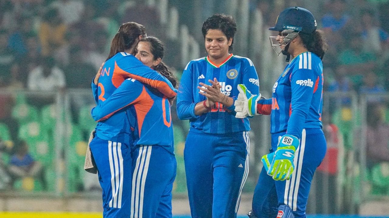 176 રનનો પીછો કરતા શ્રીલંકાની શરૂઆત ખરાબ રહી હતી, તેણે કેપ્ટન ચમારી અટાપટ્ટુને 2 રને આઉટ થઈ હતી. જોકે, હસિની પરેરા અને ઈમેશા દુલાનીએ શાનદાર બેટિંગ કરી હતી.પરંતુ ભારતીય બોલરોએ જોરદાર વાપસી કરી,