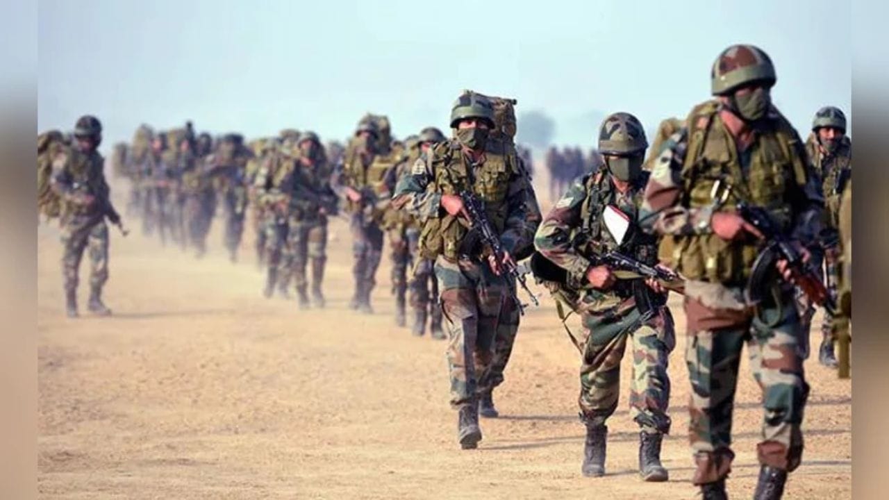 ભારતીય સેના ટેટૂ પર પ્રતિબંધ કેમ મૂકે છે?: ટેટૂ પર પ્રતિબંધ પાછળનું મુખ્ય કારણ આરોગ્ય સલામતી છે. સેના માને છે કે જો ટેટૂ યોગ્ય રીતે સ્ટેરલાઈઝ્ડ સોયથી ન બનાવવામાં આવે તો સૈનિકોને HIV, હેપેટાઇટિસ અને ત્વચા ચેપ જેવા ગંભીર રોગો થઈ શકે છે. કારણ કે સૈનિકો મુશ્કેલ વાતાવરણમાં કાર્ય કરે છે જ્યાં તબીબી સુવિધાઓ મર્યાદિત હોઈ શકે છે, એક નાનો ચેપ પણ ગંભીર ઓપરેશનલ જોખમ ઊભું કરી શકે છે.
