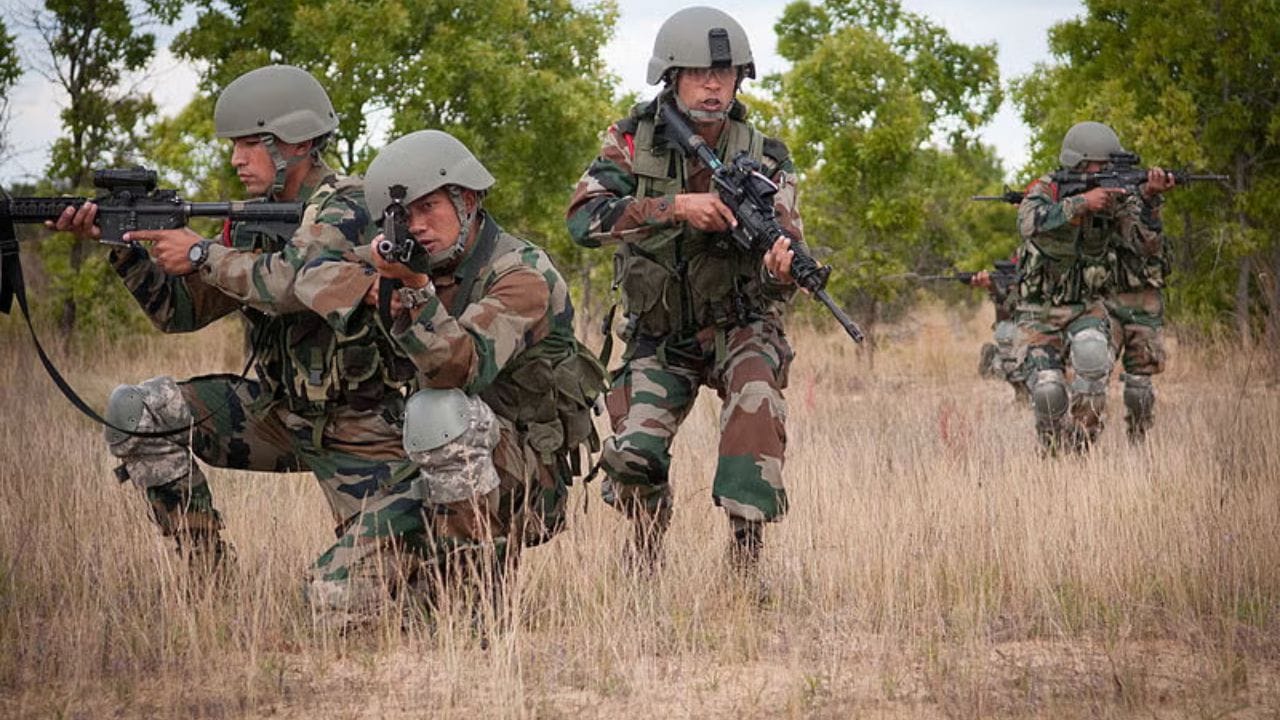 લાંબા વાળ શા માટે માન્ય નથી?: લાંબા વાળ પર પ્રતિબંધ મૂકવાનું મુખ્ય કારણ યુદ્ધની તૈયારી છે. યુદ્ધમાં સૈનિકોએ હેલ્મેટ, ગેસ માસ્ક અને અન્ય રક્ષણાત્મક સાધનો પહેરવાના હોય છે.
