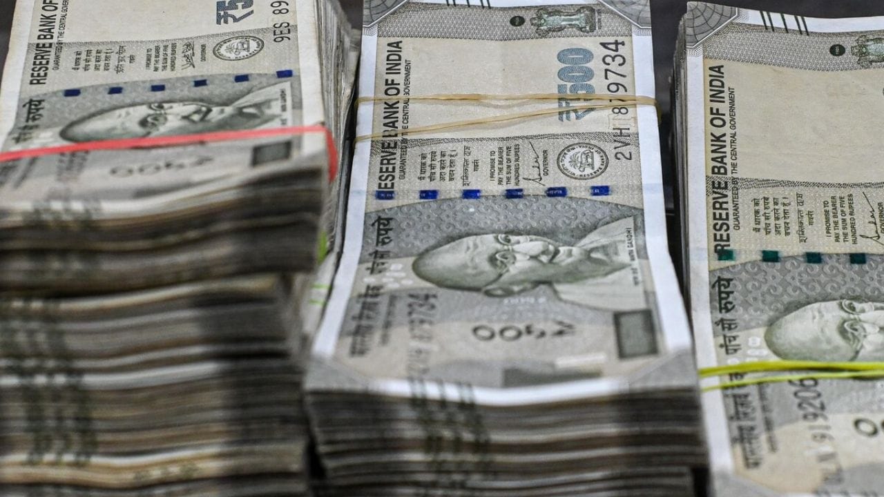 RBI પણ આ સમગ્ર પ્રક્રિયામાં મુખ્ય ભૂમિકા ભજવે છે. દેશની નાણાકીય સત્તા તરીકે, તે સરકારને તકનીકી, નાણાકીય અને કાર્યકારી ઇનપુટ પ્રદાન કરે છે. RBI ખાતરી કરે છે કે નવી નોટો ચલણ માટે તૈયાર છે, સુરક્ષા સુવિધાઓનું મૂલ્યાંકન કરે છે અને જૂની નોટો પાછી ખેંચવા અને નવી નોટો રજૂ કરવાના મોટા લોજિસ્ટિક્સને અમલમાં મૂકવામાં મદદ કરે છે. સરકાર નિર્ણય લે છે અને RBI ખાતરી કરે છે કે સિસ્ટમ સરળતાથી ચાલે છે.