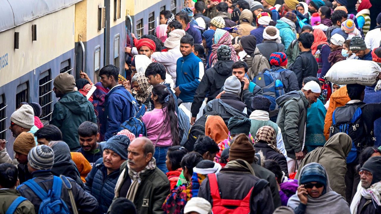 તો કેટલાક કેસમાં તો તેના વિરુદ્ધ કાનુની કાર્યવાહી કરવાની પણ ફરજ પડે છે. તો ચાલો આજે આપણે જાણીશું કે, વેસ્ટર્ન રેલવે વર્ષ 2025માંશું મોટી કાર્યવાહી કરી છે.