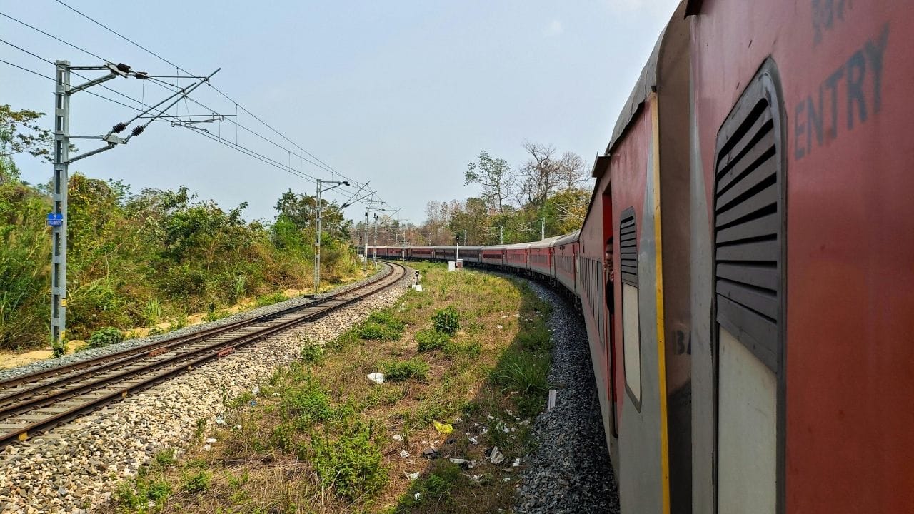 જેમાં ટ્રાવેલિંગ ટિકિટ એક્ઝામિનર્સ (TTE) અને ટિકિટ ચેકિંગ સ્ટાફ (TC)નો સમાવેશ થાય છે. રેલવે પોલીસ કર્મચારીઓ સ્ટેશન પરિસરમાં અને ટ્રેનોમાં કાનુની વ્યવસ્થા બનાવવાની જવાબદારી છે. તેથી, જો કોઈ રેલવે પોલીસ અધિકારી તમને તમારી ટિકિટ બતાવવાનું કહે, તો તેઓ કયા સંદર્ભમાં માંગી રહ્યા છે  તે જાણવું ખુબ જરુરી છે.