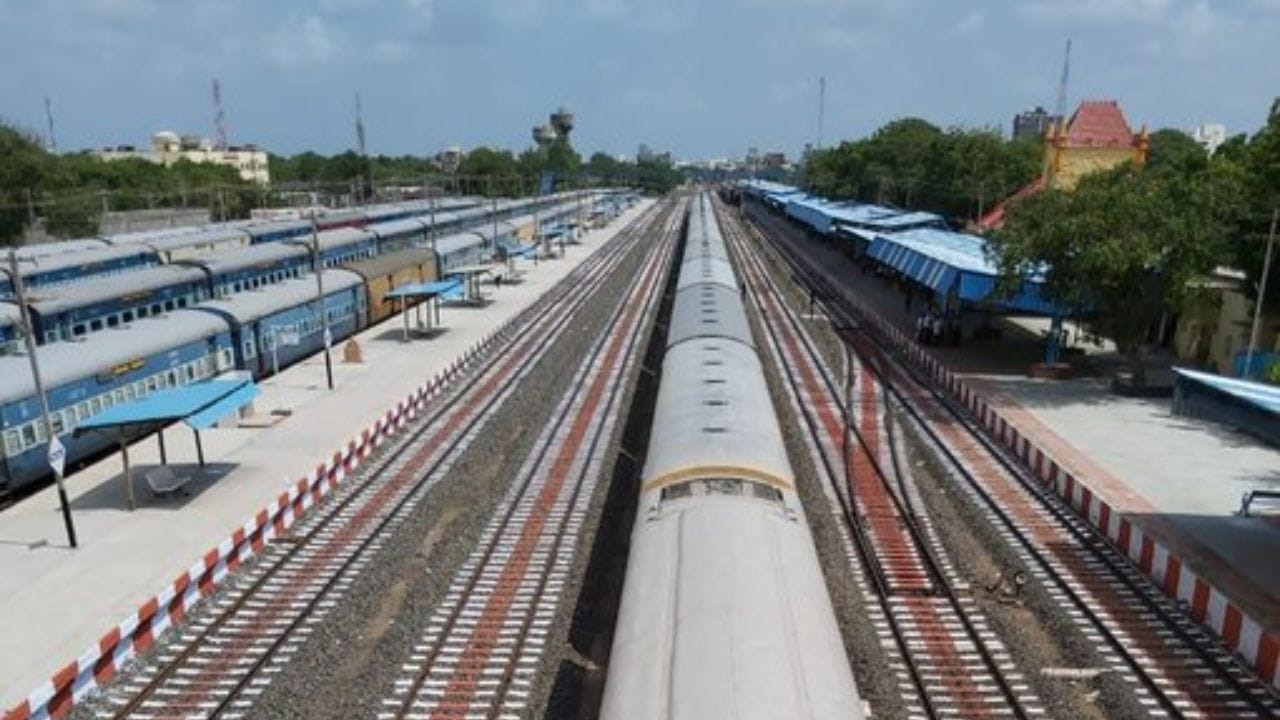 આ સાથે જુદી જુદી ટ્રેનમાં થૂંકવા બદલ 2716 બેજવાબદાર મુસાફરો સામે કેસ કરી કાર્યવાહી પણ કરવામાં આવી છે. તમને જાણીને નવાઈ લાગશે કે, ટ્રેનમાં કે રેલવે પરિસરમાં થૂંકવા બદલ 5,68,157 રૂપિયાનો દંડ વસૂલવામાં આવ્યો છે. 