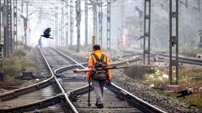 ટ્રેનમાં દરરોજ મોટી સંખ્યામાં લોકો મુસાફરી કરતા હોય છે, મુસાફરી દરમિયાન કેટલાક લોકો જાણી જોઈને ભૂલ કરે છે. તો કેટલાક લોકો અજાણતા ભૂલ કરી બેસે છે. આ ભૂલની મુસાફરોની મોટી રકમ પણ ચૂકવવી પડે છે.