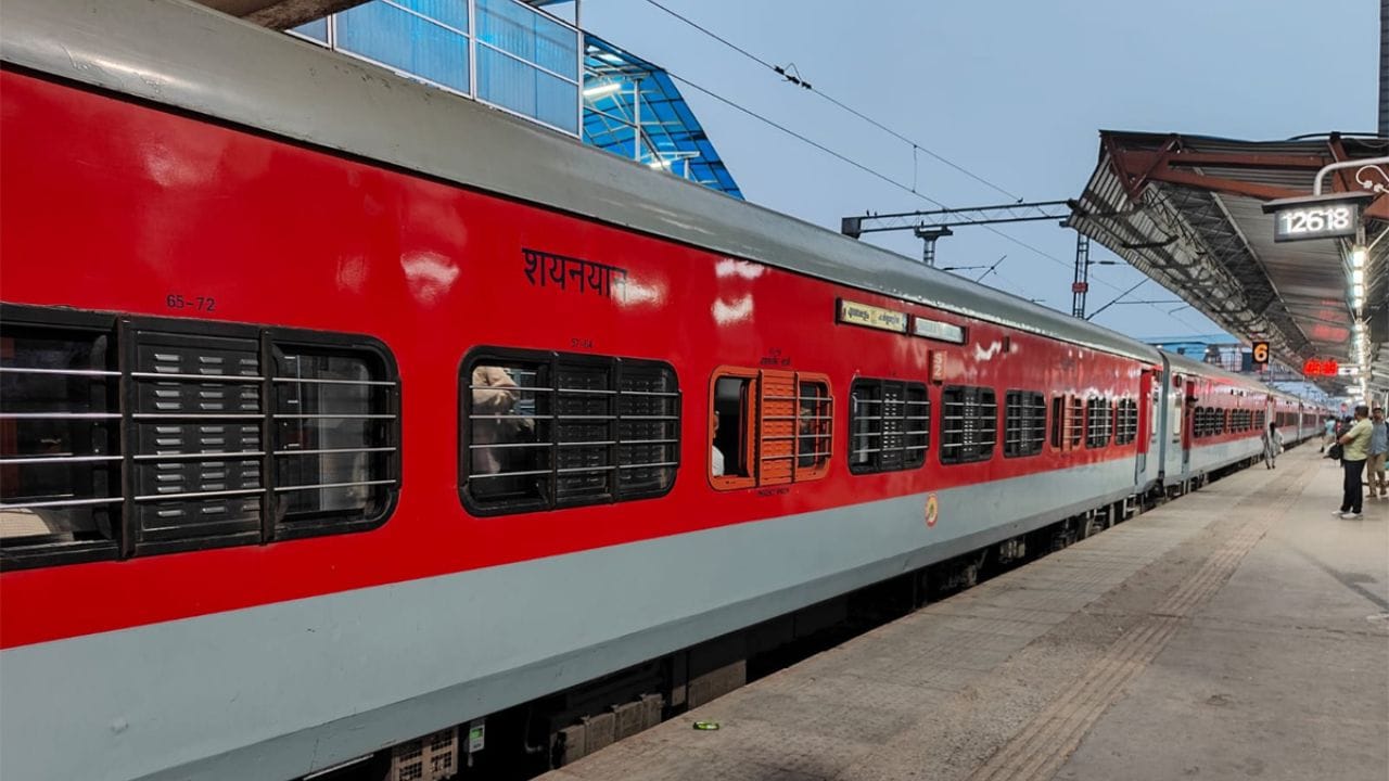 મુસાફરો માટે ડિજિટલ સુધારાઓ: 2025માં પેસેન્જર રિઝર્વેશન સિસ્ટમમાં સુધારો કરવામાં આવ્યો અને સ્વરેલ જેવા ડિજિટલ પ્લેટફોર્મ શરૂ કરવામાં આવ્યા. તત્કાલ ટિકિટ બુકિંગ માટે આધાર પ્રમાણીકરણ ફરજિયાત બનાવવામાં આવ્યું. છેતરપિંડીભર્યા બુકિંગને રોકવા માટે IRCTC એ 3 કરોડથી વધુ શંકાસ્પદ યુઝર આઈડી બ્લોક કર્યા. વૃદ્ધો, સગર્ભા સ્ત્રીઓ, અપંગ અને દૃષ્ટિહીન મુસાફરો માટે પણ ખાસ સુવિધાઓનો વિસ્તાર કરવામાં આવ્યો.
