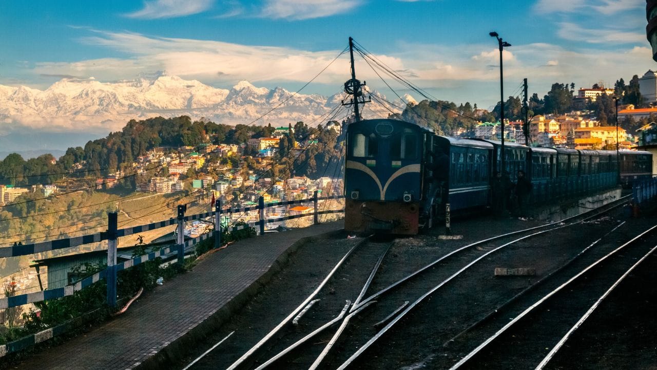 ટ્રેન દ્વારા મુસાફરી દરમિયાન પાટા પાસે ઘણી વખત ગોળ આકારના બોર્ડ પર T/G અને T/P લખેલું જોવા મળે છે. આ ચિહ્નો ગતિ સંબંધિત મહત્વપૂર્ણ માહિતી આપે છે. T/G સંકેત માલગાડી માટે લાગુ કરાયેલ ગતિ મર્યાદા પૂર્ણ થવાનો અર્થ ધરાવે છે, જ્યારે T/P સંકેત મુસાફર ટ્રેનો માટે લાગુ કરાયેલ ઝડપ પ્રતિબંધ સમાપ્ત થવાનો સંદેશ આપે છે. ( Credits: Getty Images )