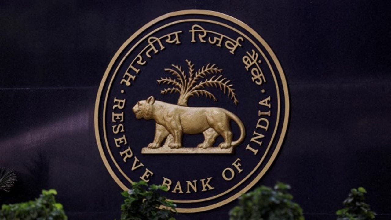 દેશમાં અસલી અને નકલી ચલણી નોટો અંગે ઘણીવાર મૂંઝવણ ફેલાતી હોય છે, પરંતુ સમયાંતરે સિક્કાઓ અંગે વિવિધ અફવાઓ પણ સામે આવી છે. આને ધ્યાનમાં રાખીને, ભારતીય રિઝર્વ બેંક (RBI) એ ફરી એકવાર જનતાને ચેતવણી જાહેર કરી છે.