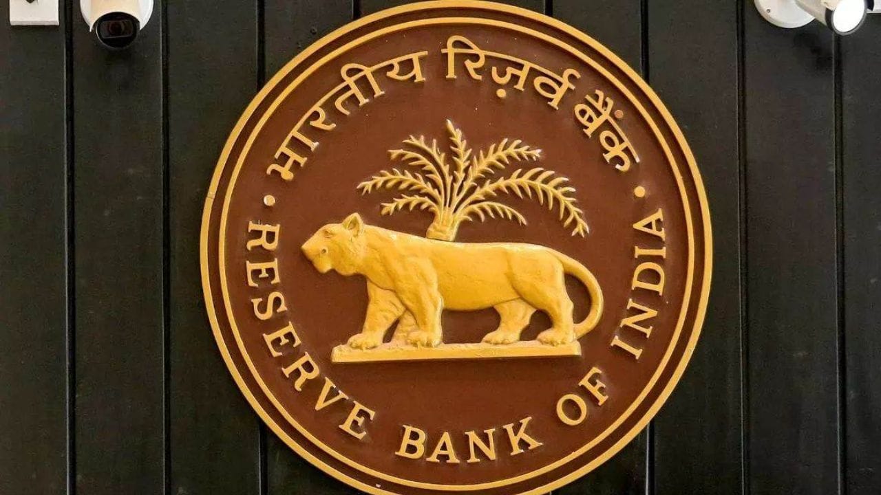 RBI એ પણ સ્પષ્ટ કર્યું કે સિક્કાઓનું પરિભ્રમણ લાંબું હોય છે, તેથી જૂની ડિઝાઇન પણ સંપૂર્ણપણે માન્ય રહે છે. બેંકે લોકોને વિનંતી કરી છે કે તેઓ સોશિયલ મીડિયા પર અથવા સ્થાનિક સ્તરે ચકાસણી વિના ફેલાવવામાં આવતા કોઈપણ દાવા પર વિશ્વાસ ન કરે.