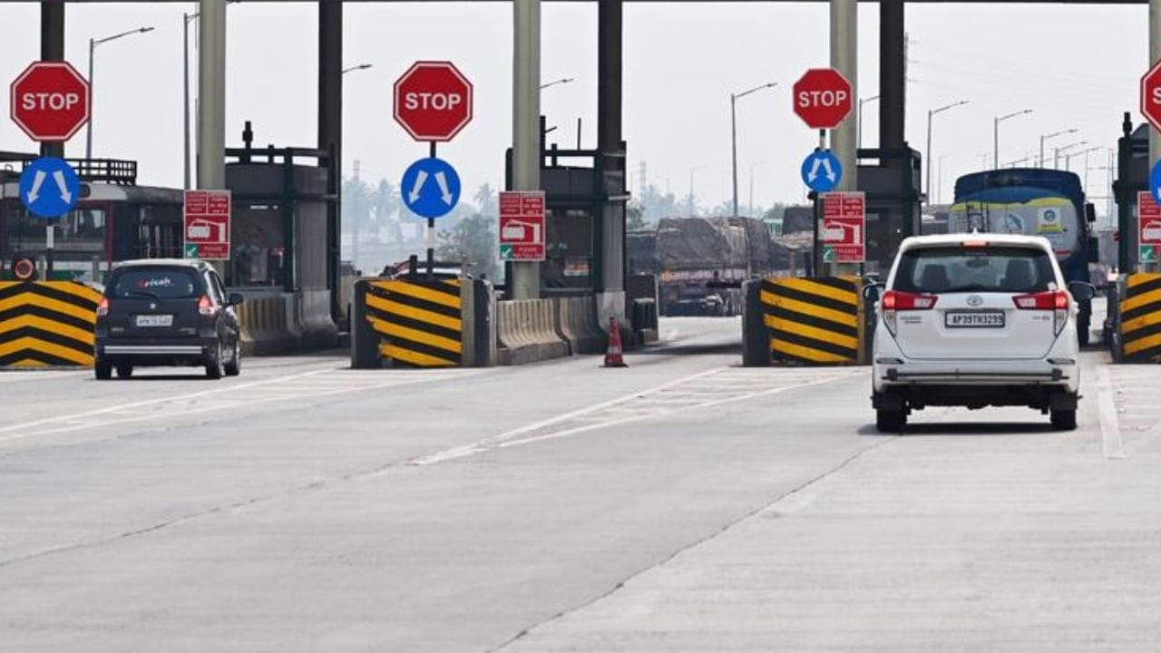 ગડકરીના જણાવ્યા અનુસાર, FASTag લાગુ થયા બાદ ટોલ પ્લાઝા પર રાહ જોવાનો સમય 60 સેકન્ડથી ઓછો થયો હતો, પરંતુ MLFF સિસ્ટમ અમલમાં આવ્યા બાદ આ સમય સંપૂર્ણપણે શૂન્ય થઈ જશે. નવી સિસ્ટમ હેઠળ વાહનો 80 કિલોમીટર પ્રતિ કલાકની ઝડપે ટોલ પ્લાઝા પાર કરી શકશે. પરિણામે ટ્રાફિક જામ, લાંબી કતારો અને બિનજરૂરી વિલંબ સંપૂર્ણપણે દૂર થશે.