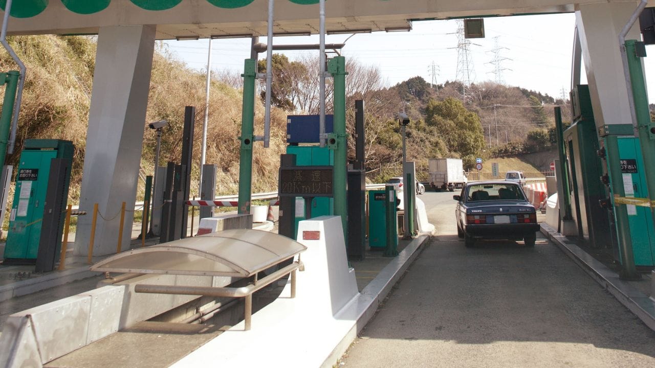 નવી ટોલ સિસ્ટમ સંપૂર્ણપણે AI આધારિત હશે અને તેમાં સેટેલાઇટ નંબર પ્લેટ ઓળખ ટેકનોલોજીનો ઉપયોગ કરવામાં આવશે. ટોલ વસૂલાત AI, FASTag અને ઓટોમેટિક નંબર પ્લેટ રેકગ્નિશન (ANPR)ના સંયોજનથી થશે. ગડકરીએ જણાવ્યું હતું કે સરકારનો હેતુ ટોલ પ્લાઝા પર રાહ જોવાનો સમય શૂન્ય મિનિટ સુધી લાવવાનો છે, જેથી ટોલ સિસ્ટમ વધુ પારદર્શક બને અને કોઈપણ પ્રકારની ટોલ ચોરી અટકાવી શકાય.