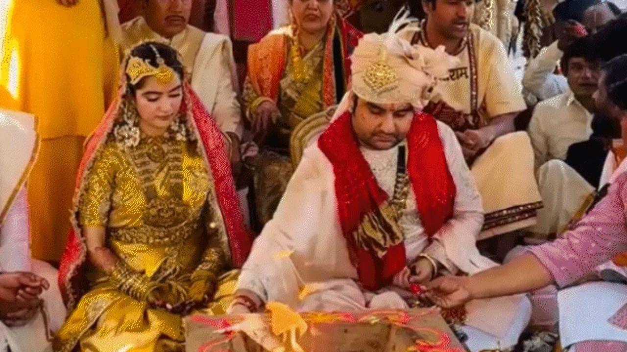 બાબા બાગેશ્વર ધીરેન્દ્ર કૃષ્ણ શાસ્ત્રીએ કહ્યું, "ઈન્દ્રેશ ઉપાધ્યાય અમારા નાના ભાઈ છે. અમને ખુશી છે કે આ લગ્ન વૈદિક પરંપરાઓ અનુસાર થયા છે. સમગ્ર સંત સમુદાય, બધા કથાકારો અને સંતોએ ઈન્દ્રેશ ઉપાધ્યાયને આશીર્વાદ આપવા જોઈએ." નોંધનીય છે કે ધીરેન્દ્ર શાસ્ત્રી અને કુમાર વિશ્વાસ સહિત અનેક અગ્રણી ધાર્મિક હસ્તીઓ અને બોલીવુડ સ્ટાર્સે લગ્નમાં હાજરી આપી હતી.