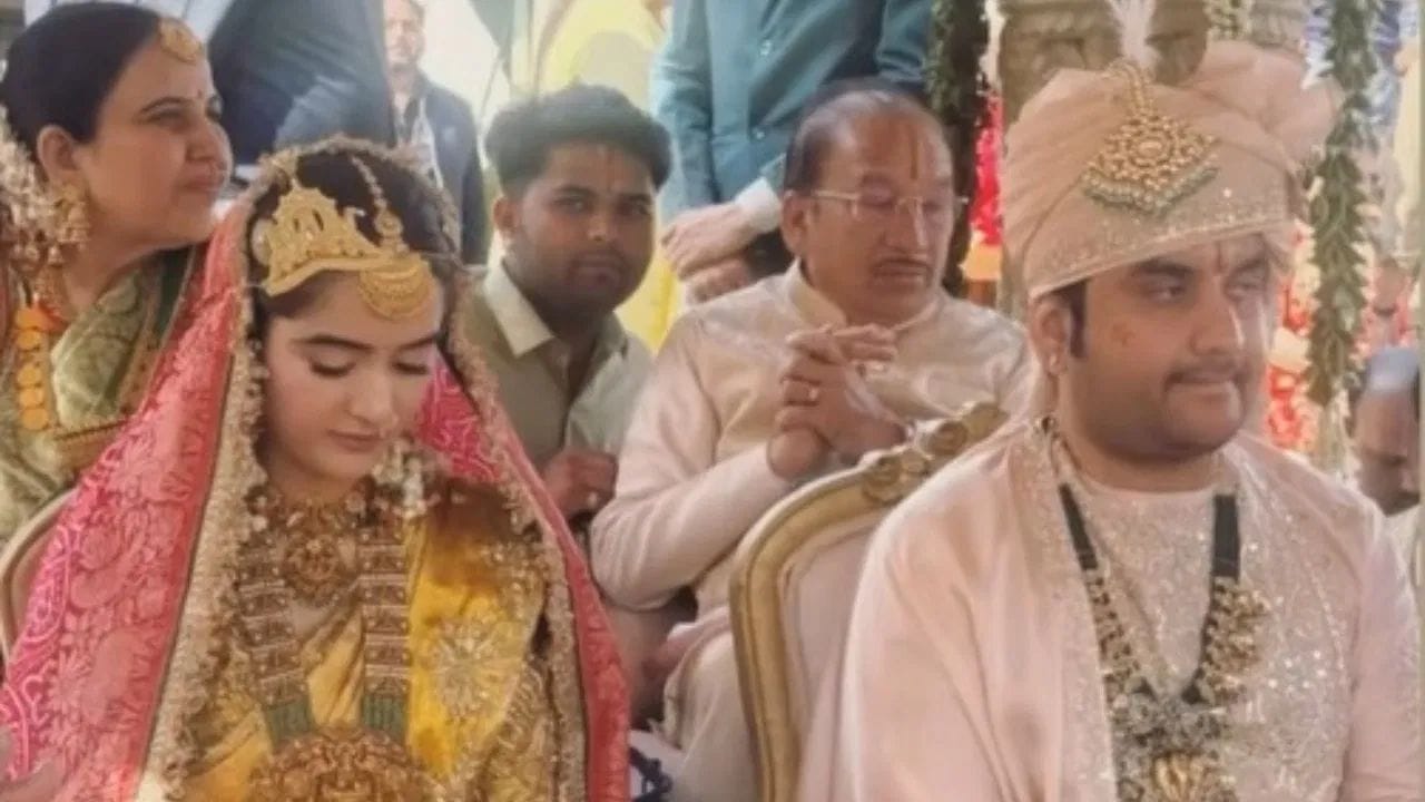 આ શુભ લગ્નમાં પરંપરાગત વિધિઓ, સંગીતનો અવાજ અને સંબંધોની હૂંફ સ્પષ્ટ દેખાઈ છે. મુખ્ય લગ્ન વિધિઓ ત્રણ કલાક સુધી ચાલી. લગ્ન વૈદિક રીતરિવાજો અનુસાર પૂર્ણ થયા હતા. ઇન્દ્રેશ ઉપાધ્યાય અને શિપ્રા શર્માએ 101 પંડિતો દ્વારા વૈદિક મંત્રોના જાપ વચ્ચે સાત વચન લીધી હતા. હોટેલના જયગઢ લૉનમાં આયોજિત મુખ્ય સમારોહમાં, હરિદ્વાર, નાસિક અને વૃંદાવનના 101 પંડિતોએ લગ્ન વિધિઓ કરી હતી.