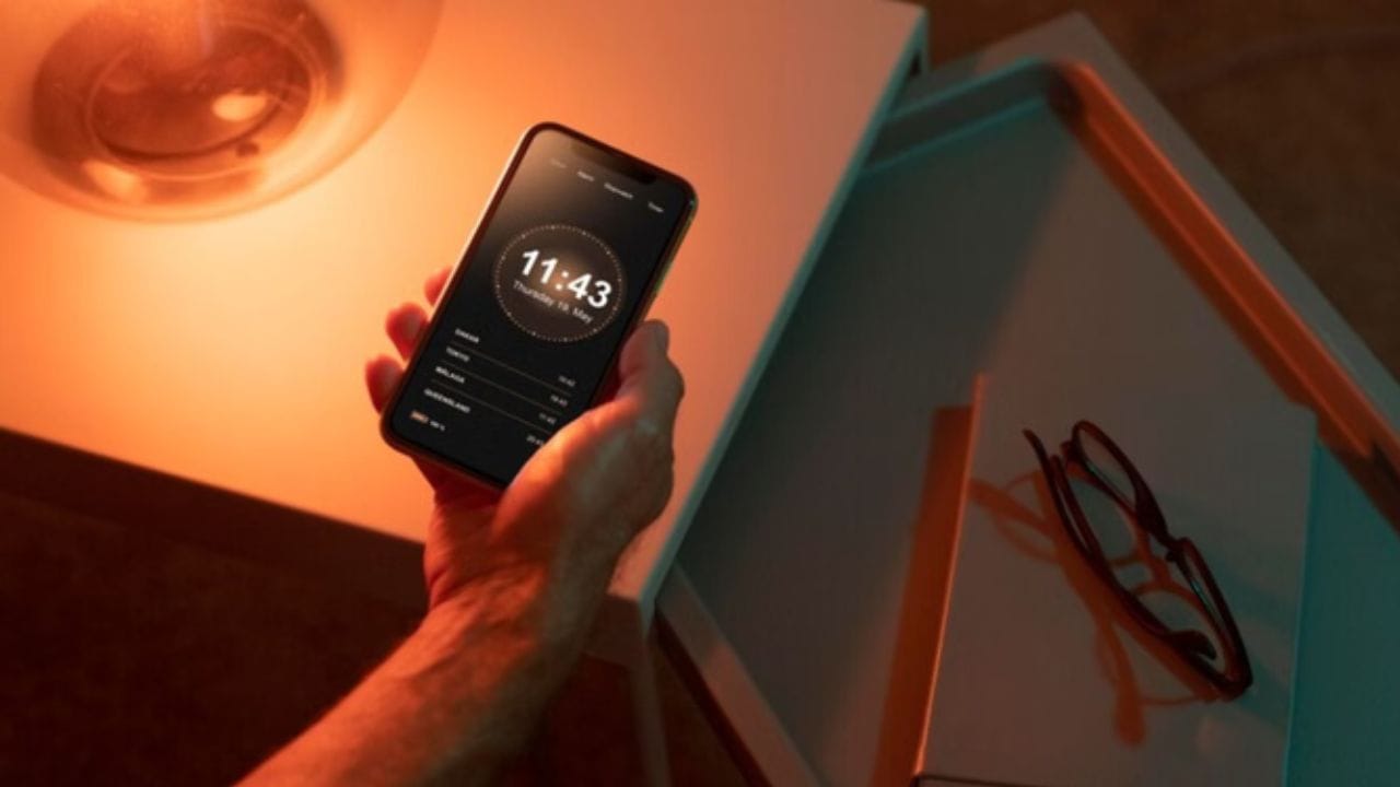 બેટરી બચાવવા માટે તાત્કાલિક આ સેટિંગ્સ કરો: Instagram છોડવું એ ઉકેલ નથી; તેનો સ્માર્ટલી ઉપયોગ કરવો જરૂરી છે. બેટરી બચાવવા માટે આ નાના ફેરફારો કરો: એપના સેટિંગ્સમાં જાઓ અને ઓટો-પ્લે વીડિયો બંધ કરો. બિનજરૂરી નોટિફિકેશન બંધ કરો. આ સિવાય તમારા ફોનના સેટિંગ્સમાં જઈ Instagram માટે બેકગ્રાઉન્ડ ડેટા અથવા પ્રવૃત્તિને Restrict કરો. ગૂગલ પ્લે સ્ટોર અથવા એપ સ્ટોર પરથી હંમેશા એપ અપડેટ રાખો.