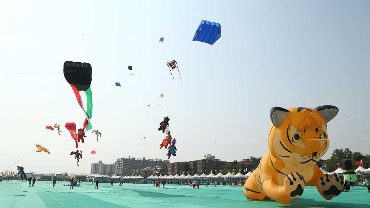 ઉત્તરાયણ 2026 સમગ્ર ગુજરાતમાં 10  થી 14 જાન્યુઆરી સુધી ઉજવવામાં આવશે, જેની શરૂઆત 10 જાન્યુઆરીએ રાજકોટથી થશે, ત્યારબાદ 11 જાન્યુઆરીએ શિવરાજપુર, સુરત અને વડનગરમાં કાર્યક્રમો યોજાશે. 