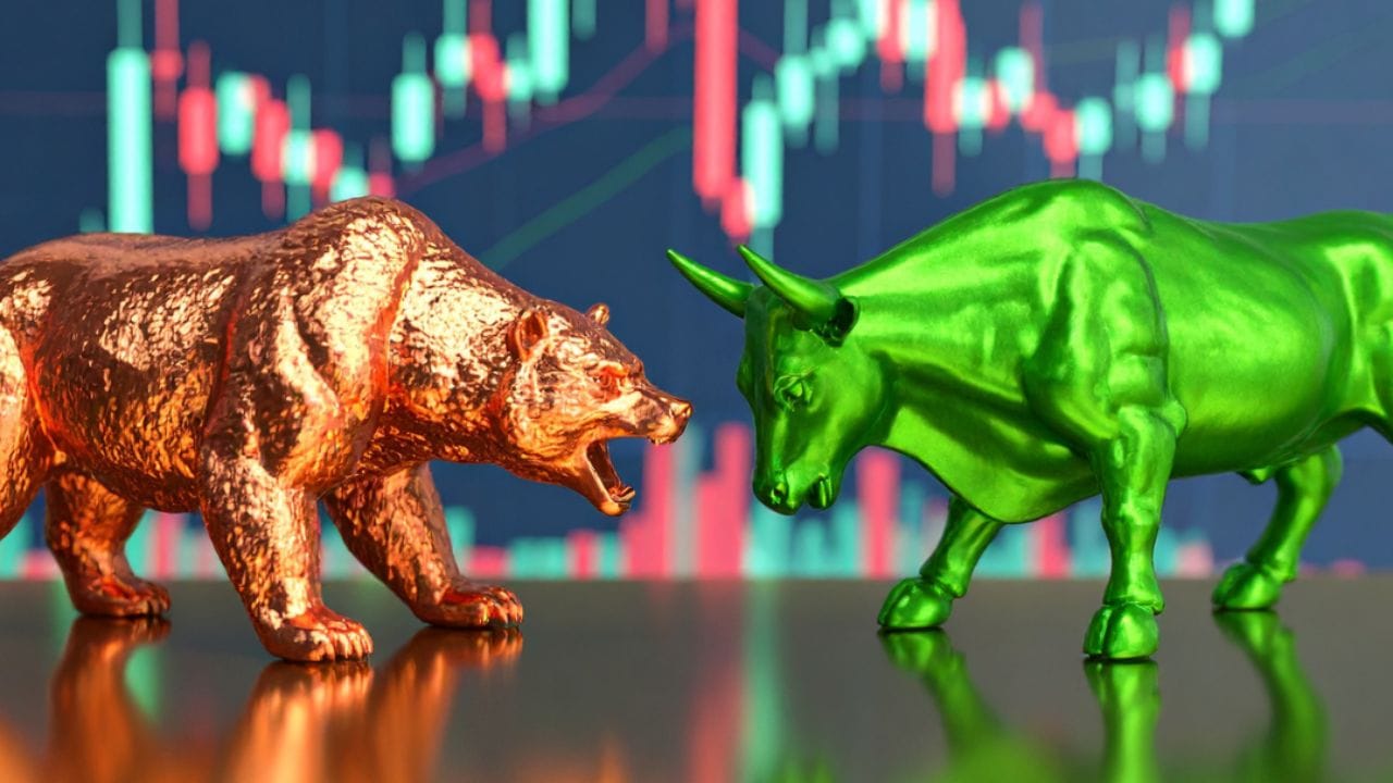 રોકાણકારો બુલ અને બેયર પાછળ વિચારે છે: આ શબ્દો ફક્ત બજાર જ નહીં પરંતુ રોકાણકારની માનસિકતા પણ દર્શાવે છે. બુલ્સ માને છે કે સારા દિવસો આગળ છે અને તેઓ જોખમ લેવા તૈયાર છે. બેયર મુશ્કેલીની અપેક્ષા રાખે છે અને મૂડી રક્ષણ પર ધ્યાન કેન્દ્રિત કરે છે.