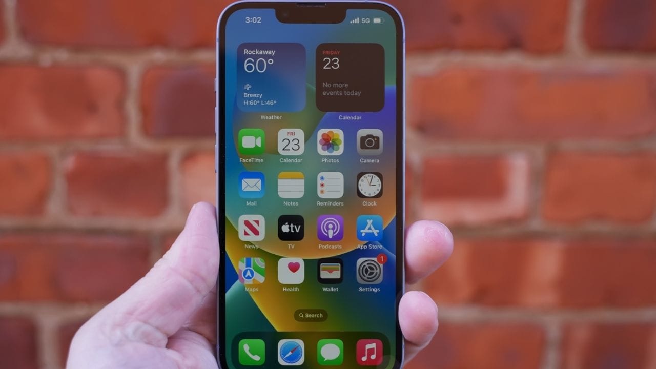 Back Tap Secret Feature: Back Tap એ iOS ઍક્સેસિબિલિટી સુવિધા છે જે ફોનના પાછળના ભાગમાં હળવા ટેપ કરીને આપમેળે સેટ કાર્ય કરે છે. તે ડબલ ટેપ અને ટ્રિપલ ટેપ બંને વિકલ્પો પ્રદાન કરે છે. યુઝર્સ તેમની જરૂરિયાતોને અનુરૂપ તેને કસ્ટમાઇઝ કરી શકે છે. આ સુવિધા iPhone ના સેન્સરનો ઉપયોગ કરે છે, તેથી તેને અલગ બટન અથવા હાર્ડવેરની જરૂર નથી. આ જ કારણ છે કે મોટાભાગના યુઝર્સ તેનાથી અજાણ છે.