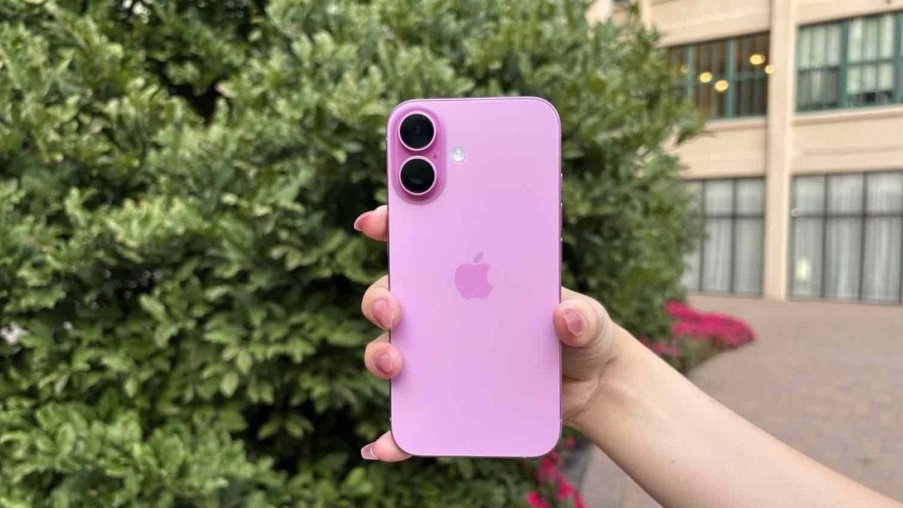 આ સુવિધા સાથે, તમે સ્ક્રીનશોટ લઈ શકો છો, કંટ્રોલ સેન્ટર ખોલી શકો છો અથવા ઝડપથી લોક સ્ક્રીનને ઍક્સેસ કરી શકો છો. જો ઇચ્છિત હોય, તો તમે કેમેરા, ફ્લેશલાઇટ અથવા સાયલન્ટ મોડ પણ સેટ કરી શકો છો. આ સુવિધા iOS માં શોર્ટકટ્સ એપ્લિકેશન સાથે પણ કાર્ય કરે છે, જે ઓટોમેશનને શક્ય બનાવે છે. આનો અર્થ એ છે કે તમે એક જ ટેપથી Wi-Fi, બ્લૂટૂથ અથવા કોઈપણ એપ ખોલી શકો છો. આ જ કારણ છે કે તે પાવર યુઝર્સમાં ખૂબ લોકપ્રિય છે.