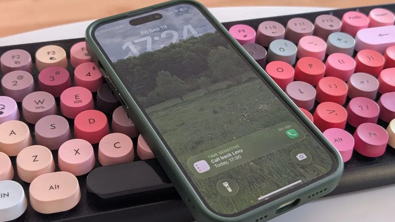 કૉલ બેક કરવાનું ભૂલી જવાનું ટેન્શન: જો તમે વારંવાર મિસ્ડ કોલ્સનો જવાબ આપવાનું ભૂલી જાઓ છો, તો iOS 26 નું કૉલ બેક રિમાઇન્ડર કામમાં આવશે. ફોન એપ્લિકેશનમાં મિસ્ડ કોલ પર સ્વાઇપ કરો અને ઘડિયાળના આઇકોનને ટેપ કરો. તમે તમારી સુવિધા મુજબ રિમાઇન્ડર સેટ કરી શકો છો. કોલ કર્યા પછી, તેને સરળતાથી માર્ક પણ કરી શકો છો.