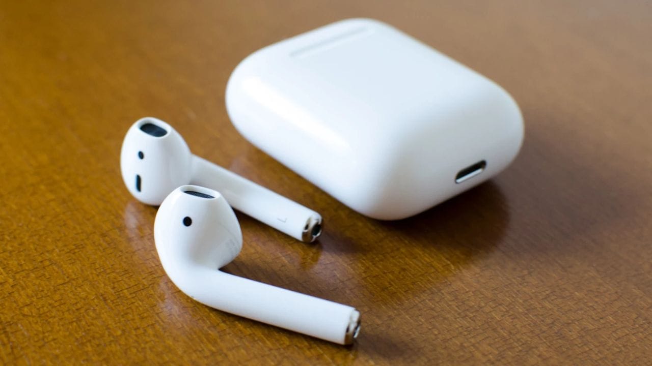 એરપોડ્સ કેમેરા રિમોટ બનશે: iOS 26 માં એપલની ઇકોસિસ્ટમને વધુ મજબૂત બનાવવામાં આવી છે. કેટલાક એરપોડ્સ મોડેલોનો ઉપયોગ હવે કેમેરા રિમોટ તરીકે થઈ શકે છે. સેટિંગ્સ > એરપોડ્સ > કેમેરા રિમોટ પર જાઓ અને પ્રેસ એક્શન સેટ કરો. પછી, ગ્રુપ ફોટો લેતી વખતે, ફક્ત એરપોડ્સના સ્ટેમને દબાવો અને ફોટો ક્લિક થઈ જશે, જેનાથી ટાઈમરની ઝંઝટ દૂર થશે.