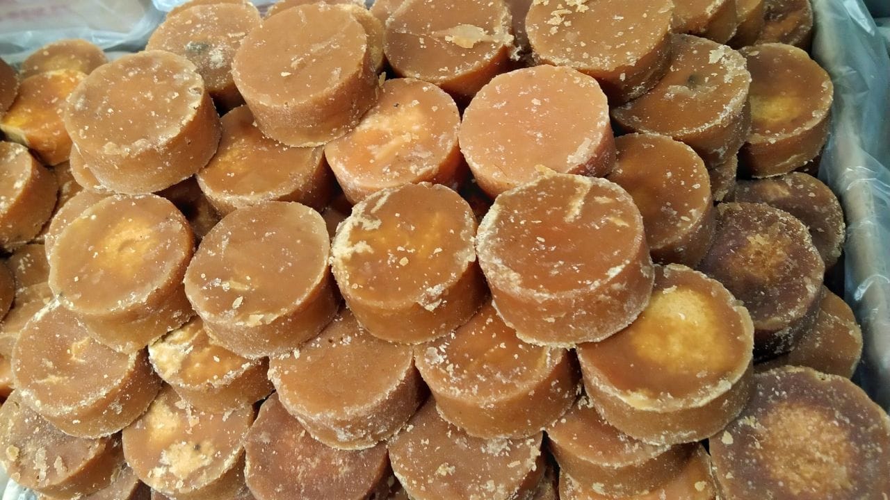 જોકે, એવું કહેવાય છે કે ગોળને અત્યંત ગરમ અથવા ભેજવાળા હવામાનમાં, જેમ કે વરસાદની ઋતુમાં રેફ્રિજરેટરમાં સંગ્રહિત કરી શકાય છે. જો કે, તેને સંપૂર્ણપણે હવાચુસ્ત પાત્રમાં સંગ્રહિત કરવું જોઈએ.