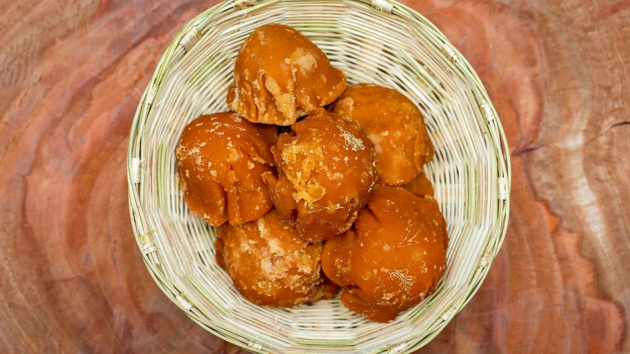 આયુર્વેદ નિષ્ણાત કિરણ ગુપ્તા સમજાવે છે કે ગોળના જબરદસ્ત ફાયદા છે. આ જ કારણ છે કે રાત્રિભોજન પછી ગોળ ખાવાની ભલામણ કરવામાં આવે છે. તે પેટ માટે ખૂબ જ સારું માનવામાં આવે છે.