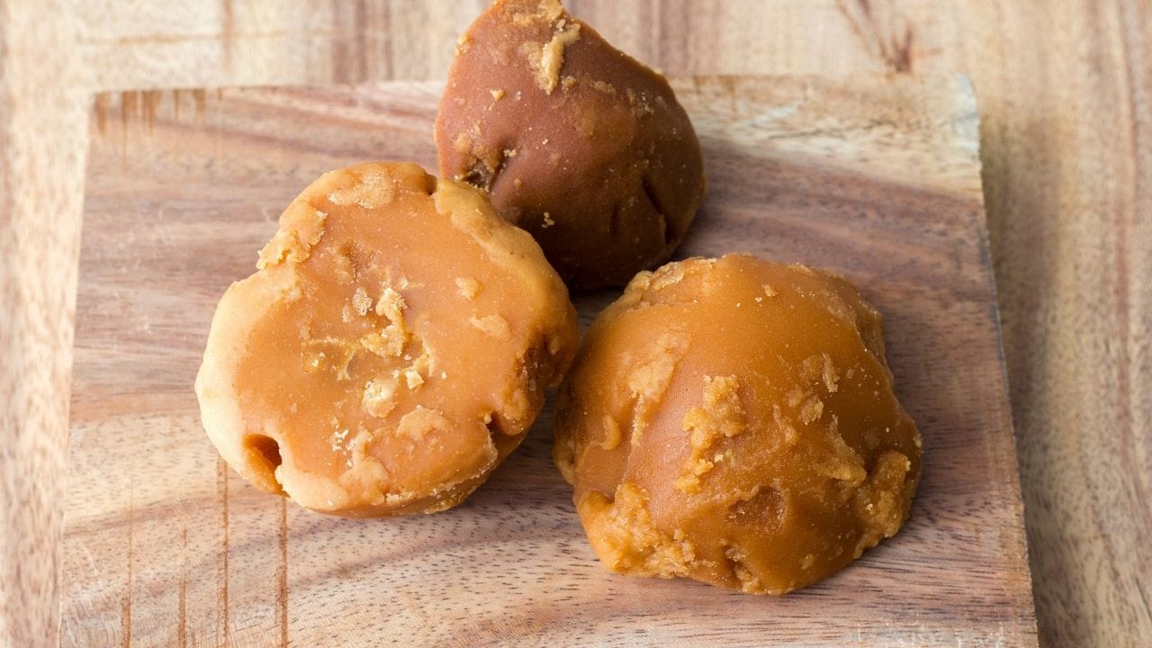 ગોળને કુદરતી ડિટોક્સિફાયર માનવામાં આવે છે. તે પાચનમાં સુધારો કરે છે અને કબજિયાત અને ગેસમાં રાહત આપે છે. તે રોગપ્રતિકારક શક્તિ વધારવામાં અને યકૃતને ડિટોક્સિફાય કરવામાં પણ મદદ કરે છે.