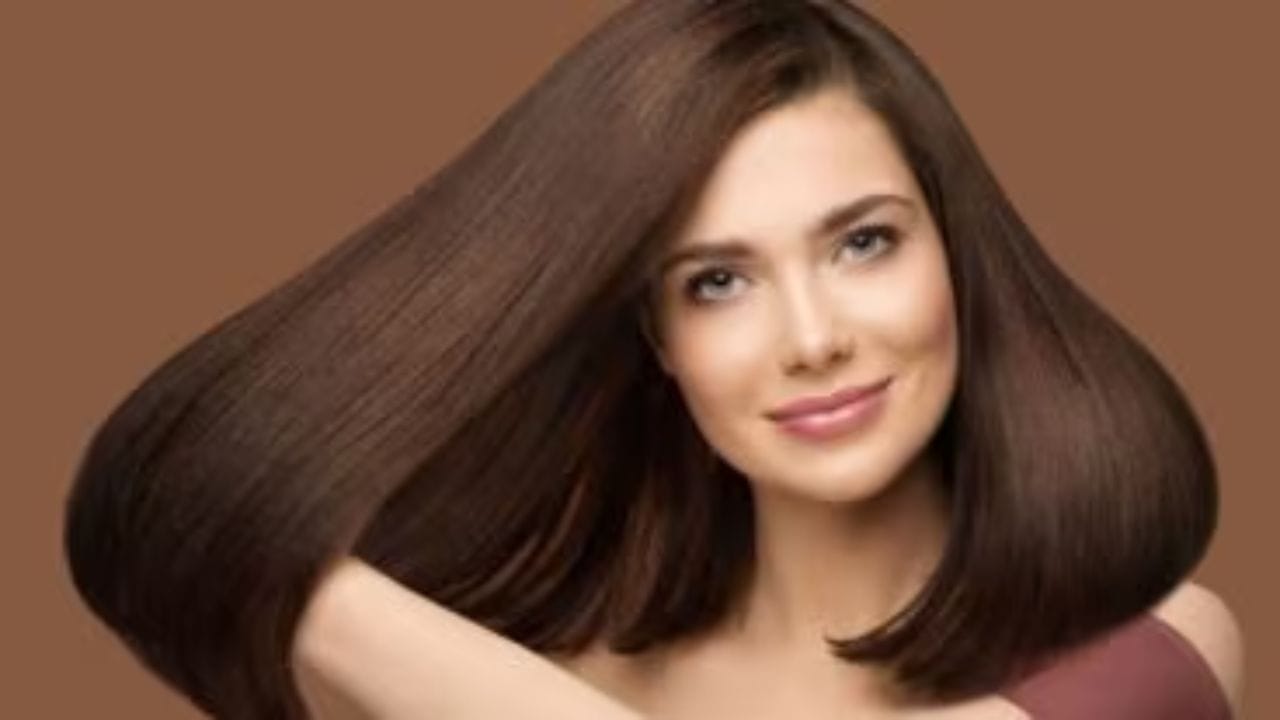 સલ્ફેટ-મુક્ત શેમ્પૂનો ઉપયોગ: જાપાનીઓ હાર્ડ કેમિકલ ધરાવતા શેમ્પૂ ટાળે છે. તેઓ વાળ ધોવા માટે સલ્ફેટ-મુક્ત અને હળવા શેમ્પૂ પસંદ કરે છે. વાળમાં સીધા શેમ્પૂ લગાવવાને બદલે, તેઓ પહેલા તેને પોતાના હથેળીમાં ફીણ કરે છે અને આ ફીણથી માલિશ કરે છે. પછી વાળમાં હળવા હાથે માલિશ કરે છે. તેઓ માને છે કે શેમ્પૂ વાળમાં ઘસવાથી તે સુકાઈ જાય છે અને મૂળને નુકસાન થાય છે.
