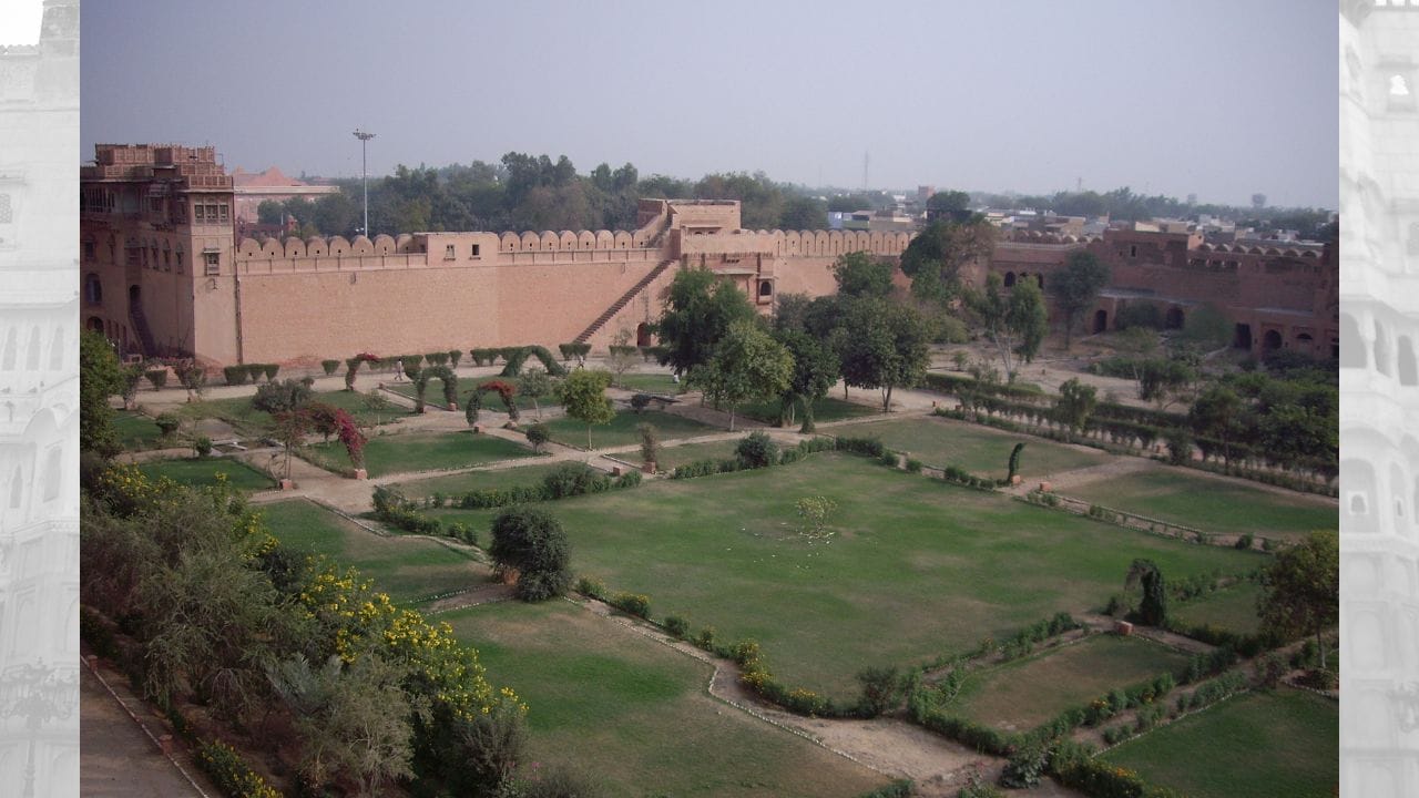 ઇતિહાસિક નોંધો અનુસાર, અનેક વાર થયેલા હુમલાઓ છતાં આ કિલ્લો ક્યારેય લાંબા સમય સુધી શત્રુના કબજામાં રહ્યો નથી. માત્ર એક વખત કામરાન મિર્ઝાએ તેને થોડા સમય માટે પોતાના કબ્જામાં લીધો હતો. કામરાન મિર્ઝા મુઘલ સમ્રાટ બાબરનો પુત્ર હતો અને તેણે 1534માં બિકાનેર પર ચઢાઈ કરી હતી. તે સમયે બિકાનેર પર રાઓ જૈત સિંહનું શાસન હતું. આ યુદ્ધમાં રાઠોડ સેનાએ મુઘલોને પરાજય આપ્યો, ત્યારબાદ કામરાન મિર્ઝા લાહોર તરફ ભાગી ગયો. (Credits: - Wikipedia)