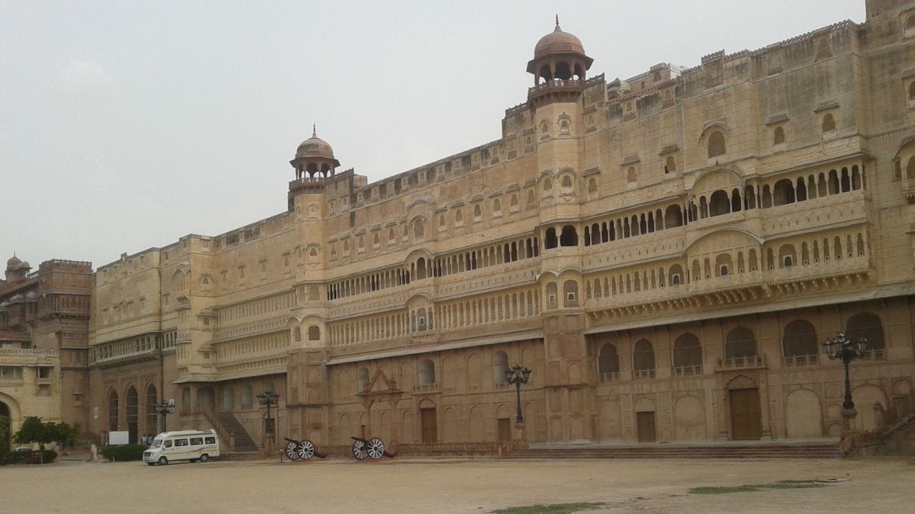 આ ઘટનાથી લગભગ એક સદી બાદ, બીકાનેરના છઠ્ઠા શાસક રાજા રાય સિંહજીના શાસનકાળ દરમિયાન (1571–1611) રાજ્યના ભાગ્યમાં મહત્વપૂર્ણ ફેરફાર આવ્યા. મુઘલ શાસનકાળમાં તેમણે મુઘલોની અધિનતા સ્વીકારી અને સમ્રાટ અકબર તથા તેમના પુત્ર જહાંગીરના દરબારમાં સેનાપતિ તરીકે સેવાઓ આપી. મેવાડ પરની સફળ સૈન્ય અભિયાનમાં મહત્વપૂર્ણ ભૂમિકા ભજવીને તેમણે મુઘલોને લાભ પહોંચાડ્યો, જેના પરિણામે મુઘલ દરબારમાં તેમની પ્રતિષ્ઠા વધી. બદલામાં, તેમને ગુજરાત અને બુરહાનપુરના વિસ્તારો જાગીર રૂપે પ્રાપ્ત થયા. આ વિસ્તારોમાંથી થતી આવકનો ઉપયોગ કરીને તેમણે સમતલ ભૂમિ પર જુનાગઢ કિલ્લાનું નિર્માણ કરાવ્યું, જેની સરેરાશ ઊંચાઈ લગભગ 760 ફૂટ છે. રાજા રાય સિંહજી એક કુશળ વાસ્તુકાર અને કલા પ્રત્યે ઊંડો રસ ધરાવતા શાસક હતા, અને વિવિધ પ્રદેશોમાં મેળવેલા અનુભવોની ઝલક જુનાગઢ કિલ્લાના નિર્માણમાં સ્પષ્ટ રીતે જોવા મળે છે. (Credits: - Wikipedia)