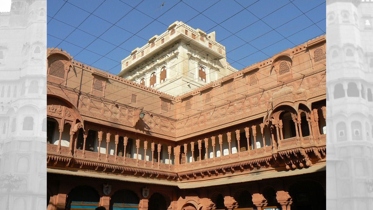 મહારાજા ગંગા સિંહ રાજસ્થાનના સૌથી પ્રતિષ્ઠિત શાસકોમાંના એક ગણાય છે અને તેઓ બ્રિટિશ શાસકોના વિશ્વાસપાત્ર રહ્યા હતા. બ્રિટિશ સરકારે તેમને “નાઇટ કમાંડર”ની ઉપાધિથી સન્માનિત કર્યા હતા. તેઓ બ્રિટિશ સામ્રાજ્યના યુદ્ધ મંડળના સભ્ય હતા અને પ્રથમ વિશ્વ યુદ્ધ પછી યોજાયેલી વર્સેઈલ્સ પરિષદમાં પણ હાજરી આપી હતી.  (Credits: - Wikipedia)