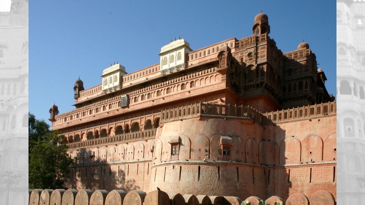 1818માં પેરામાઉન્ટસીની સંધિ સ્વીકાર્યા પછી બિકાનેર બ્રિટિશ શાસન હેઠળ આવ્યું. ત્યારબાદ બિકાનેરના મહારાજાઓએ જુનાગઢ કિલ્લાના વિકાસ અને બાંધકામ પર વધુ ધ્યાન અને ખર્ચ કરવાનું શરૂ કર્યું. આ સંધિ પહેલાં 18મી સદી દરમિયાન બિકાનેરમાં જોધપુર તથા અન્ય ઠાકુરો સાથે સતત આંતરિક સંઘર્ષો ચાલતા રહેતા, પરંતુ બ્રિટિશ સૈન્યના હસ્તક્ષેપથી આ લડાઈઓનો અંત આવ્યો. (Credits: - Wikipedia)