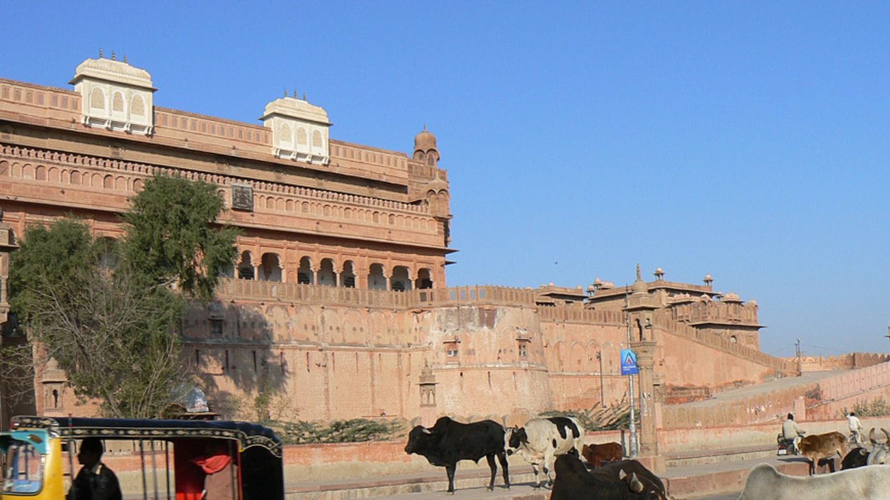 બીજા વિશ્વ યુદ્ધ સંબંધિત સત્તા પરિવર્તનો વિશે પણ તેઓ માહિતગાર હતા, પરંતુ સહયોગી રાષ્ટ્રોની વિજય પહેલાં જ 1943માં તેમનું અવસાન થયું. બિકાનેરમાં તેમણે અનેક બાંધકામ કાર્યો કરાવ્યાં, જેમાં જાહેર અને ખાનગી મંત્રણા કક્ષાઓને અલગ પાડવી તથા ઔપચારિક સમારંભો માટે ભવ્ય દરબાર હોલનું નિર્માણ સામેલ છે. જ્યાં તેમણે બિકાનેરના શાસક તરીકે પોતાની સુવર્ણ જયંતિ ઉજવી હતી તે ખંડને આજે સંગ્રહાલયમાં ફેરવવામાં આવ્યો છે. ઉપરાંત, તેમણે જુનાગઢ કિલ્લાના ઉત્તર ભાગે લાલગઢ મહેલનું નિર્માણ કરાવ્યું, જેનું નામ તેમણે પોતાના પિતાની સ્મૃતિમાં રાખ્યું. 1912થી તેઓ ત્યાં નિવાસ કરવા લાગ્યા અને આજેય શાહી પરિવાર મહેલના એક ભાગમાં રહે છે.  (Credits: - Wikipedia)