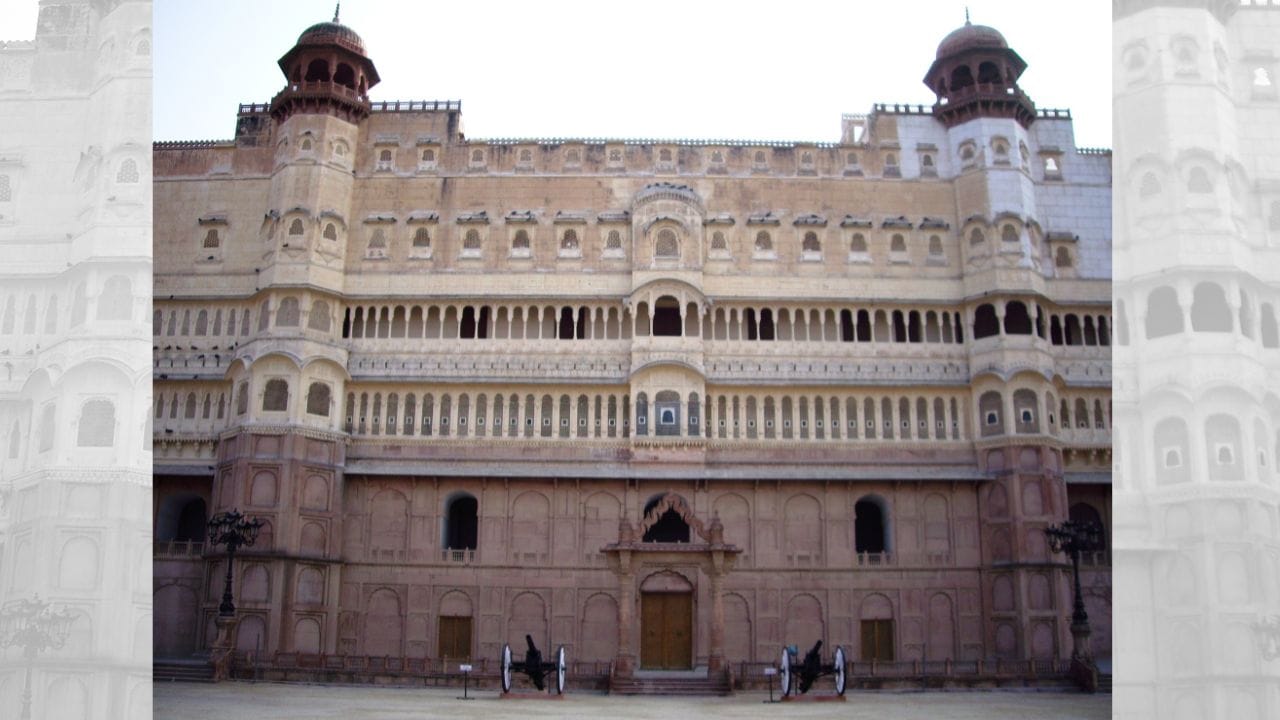 જુનાગઢ કિલ્લા અંદર સ્થિત મહેલો, ઇમારતો અને મંદિરો લાલ ડુલમેરા પથ્થર તથા આરસમાંથી બનેલા છે. ઝરોખા, ગેલેરીઓ અને સુશોભિત બારીઓથી સજ્જ આ રચનાઓ કિલ્લાને અત્યંત આકર્ષક અને મનોહર દેખાવ આપે છે. ( આ માહિતી વિવિધ ઐતિહાસિક તથ્યો અને સંશોધનો પર આધારિત છે.  વિગતવાર માહિતી માટે, ઇતિહાસના પ્રમાણભૂત ગ્રંથો અને સંશોધનોનો અભ્યાસ કરવો ઉચિત રહેશે.)  (Credits: - Wikipedia)