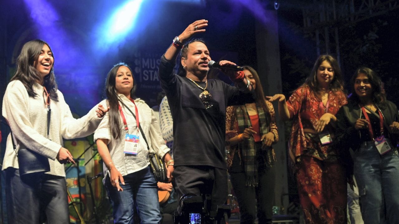  પોતાના સુમધુર અવાજથી ચાહકોને મંત્રમુગ્ધ કરનારા સિંગર કૈલાશ ખેરની કુલ સંપત્તિ, એવોર્ડ અને અન્ય રસપ્રદ વાતો વિશે જાણીએ.કૈલાશે હિન્દી, તમિલ, તેલુગુ, કન્નડ અને અન્ય ઘણી ભાષાઓ સહિત 21 ભાષાઓમાં 2000 થી વધુ ગીતો ગાયા છે.