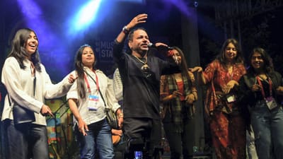  પોતાના સુમધુર અવાજથી ચાહકોને મંત્રમુગ્ધ કરનારા સિંગર કૈલાશ ખેરની કુલ સંપત્તિ, એવોર્ડ અને અન્ય રસપ્રદ વાતો વિશે જાણીએ.કૈલાશે હિન્દી, તમિલ, તેલુગુ, કન્નડ અને અન્ય ઘણી ભાષાઓ સહિત 21 ભાષાઓમાં 2000 થી વધુ ગીતો ગાયા છે.