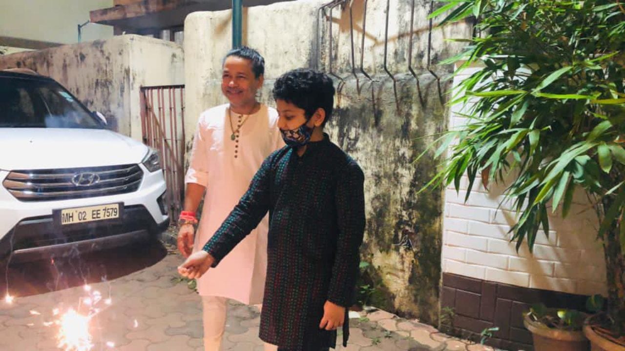 ફેબ્રુઆરી 2009માં કૈલાશ ખેરે શીતલ ભાન સાથે લગ્ન કર્યા, અને તેમને એક પુત્ર છે. કૈલાશે દિલ્હી યુનિવર્સિટીમાંથી કોરસપોન્ડન્ટ કોર્સ દ્વારા સંગીતમાં સ્નાતકની ડિગ્રી પૂર્ણ કરી છે.