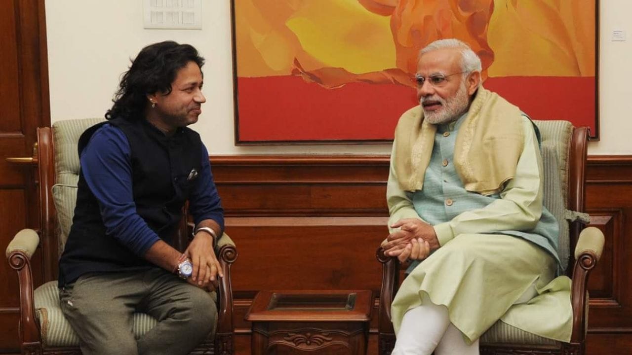  કૈલાશ ખેરનો જન્મ એક કાશ્મીરી પરિવારમાં થયો હતો. તેમના પિતા મેહર સિંહ ખેર લોક ગાયક હતા, અને તેમની માતા ચંદ્રકાંતા મેહર સિંહ ખેર છે. કૈલાશ ખેરે પણ તેમના બાળપણનો મોટાભાગનો સમય ઉત્તર પ્રદેશના મેરઠમાં વિતાવ્યો છે.