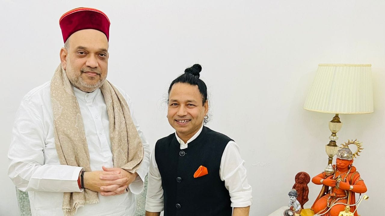 જોકે, ગાયનમાં સફળતા ન મળવાથી નિરાશ કૈલાશ ખેર હતાશ થઈ ગયા. આ સમય દરમિયાન, તેમણે ઋષિકેશના આશ્રમોમાં રહેવાનું શરૂ કર્યું. તેઓ દરરોજ સવારે ગંગા આરતી દરમિયાન ગીતો ગાતા. ગંગા કિનારે ઋષિ-મુનિઓ પણ તેમના મધુર અવાજ પર નાચવા લાગતા.