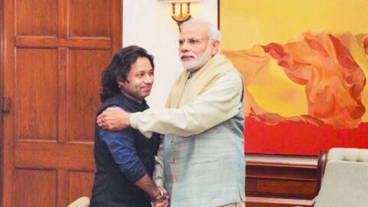 કૈલાશ ખેરના અવાજમાં એક અનોખો જાદુ છે. એક સંતે તેમને કહ્યું હતું કે, "ચિંતા કરશો નહીં, ભગવાન શિવ બધું ઠીક કરી દેશે." જોકે, સફળતા ન મળવાથી હતાશ થઈને, કૈલાશ ખેરે ગંગામાં કૂદીને આત્મહત્યા કરવાનો પણ પ્રયાસ કર્યો હતો.