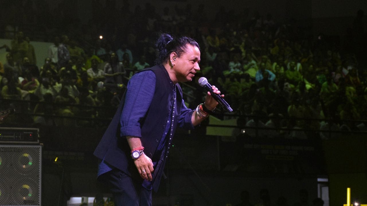 કૈલાશ ખેર શરૂઆતમાં જિંગલ ગાતા હતા, પરંતુ એક દિવસ તેમને ફિલ્મ અંદાજમાં એક સૂફી ગીત ગાવાની તક મળી. આ ગીતનું નામ હતું "રબ્બા ઇશ્ક ના હોવ.