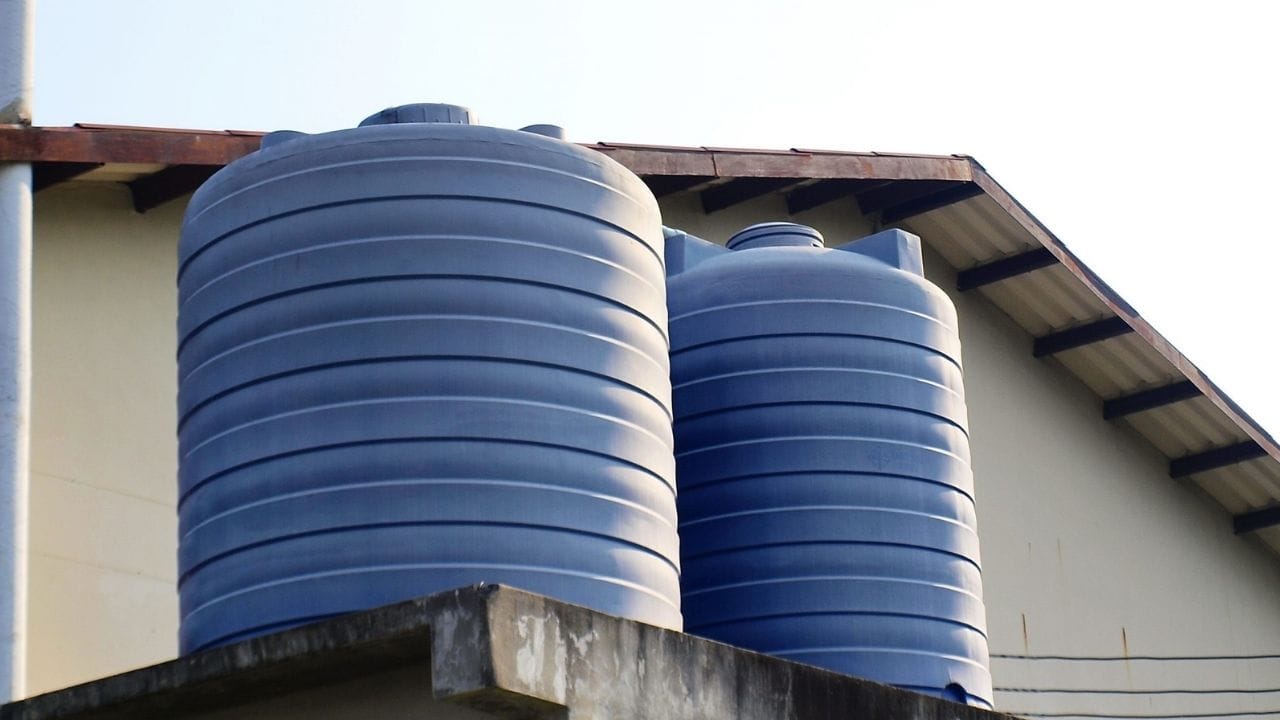 જો તમે પણ ગીઝર વગર પાણી ગરમ રાખવા માંગતા હો, તો આ સરળ અને સસ્તી યુક્તિ તમારા માટે ઉપયોગી સાબિત થઈ શકે છે. શિયાળામાં પાણીની ટાંકી ગરમ રાખવા માટે સૌથી સરળ ઉપાય છે થર્મોકોલ શીટનો ઉપયોગ. તમારી પાણીની ટાંકીની આસપાસ થર્મોકોલ શીટ ચોંટાડવાથી અંદરની ગરમી બહાર નીકળતી નથી અને બહારની ઠંડી હવા ટાંકીમાં પ્રવેશતી અટકે છે. આ રીત બિલકુલ એવી જ છે જેમ શિયાળામાં સ્વેટર આપણા શરીરને ઠંડીથી બચાવે છે.