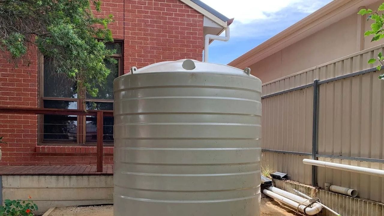 થર્મોકોલ સિવાય, બબલ રેપ પણ પાણીની ટાંકી ગરમ રાખવા માટે એક અસરકારક વિકલ્પ છે. જો તમારા ઘરમાં બબલ રેપ ઉપલબ્ધ હોય, તો તેને ફેંકી દેવાને બદલે પાણીની ટાંકીની આસપાસ લપેટી દો. બબલ રેપ ઠંડી હવાને અવરોધે છે અને ટાંકીની અંદરની ગરમી જાળવી રાખે છે. સાથે જ, દિવસ દરમિયાન સૂર્યપ્રકાશ મળવાથી પાણી થોડું વધુ ગરમ પણ રહી શકે છે.