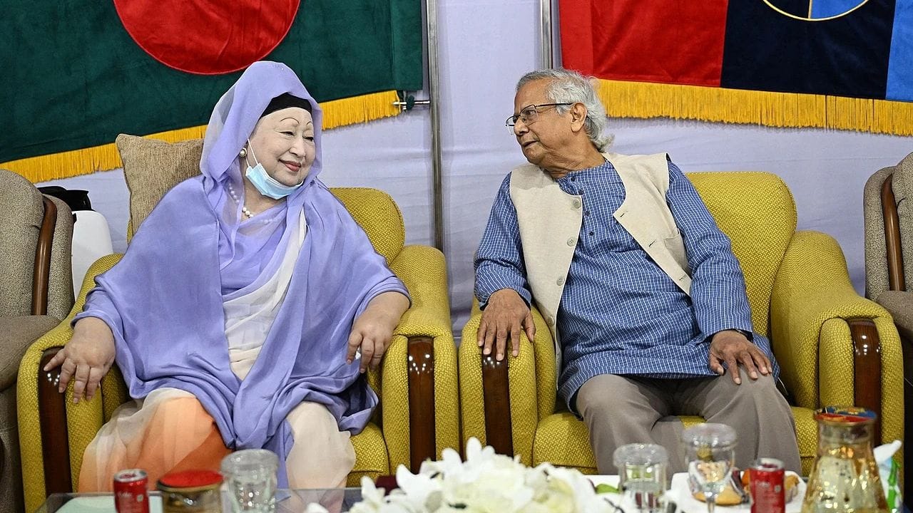 બાંગ્લાદેશના પ્રથમ મહિલા વડા પ્રધાન ખાલિદા ઝિયાનું મંગળવારે લાંબી બીમારી બાદ અવસાન થયું. તેઓ 80 વર્ષના હતા. ચાર દાયકાથી વધુ સમય સુધી ચાલેલી ઝિયાની રાજકીય કારકિર્દી ઉતાર-ચઢાવથી ભરેલી રહી હતી,