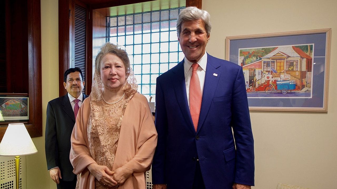 બાંગ્લાદેશ નેશનાલિસ્ટ પાર્ટી (BNP) ના પ્રમુખ અને ભૂતપૂર્વ વડા પ્રધાન ખાલિદા ઝિયાનું 80 વર્ષની વયે અવસાન થયું છે. ખાલિદા ઝિયાએ 1991 માં પહેલીવાર વડા પ્રધાન પદ સંભાળ્યું હતું.