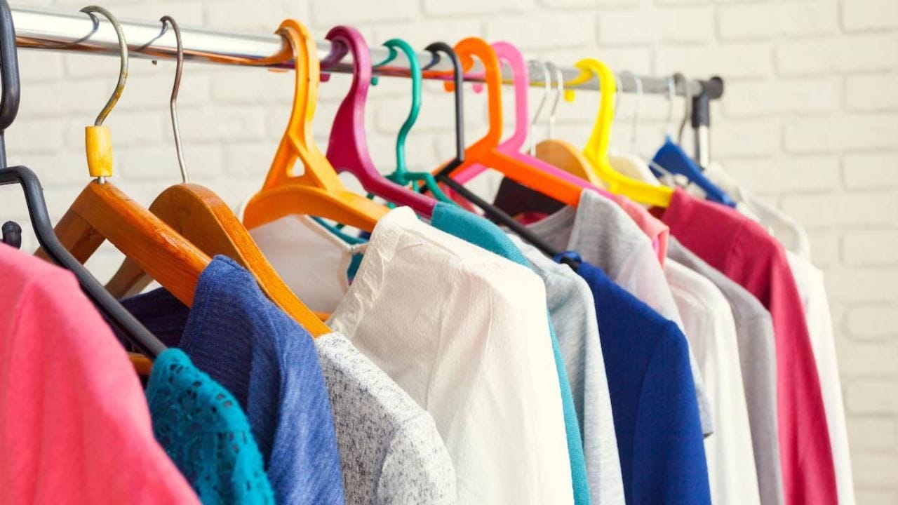 કપડાં: નવા કપડાં અથવા અન્ય કોઈપણ વસ્તુ ખરીદવી એ નિયમિત ખરીદી છે, ધાર્મિક વિધિ અથવા શુભ પ્રસંગ નથી. તે સામાન્ય જીવનનો એક ભાગ છે. તેથી, ધનારકમાં નવા કપડાં ખરીદવા પર કોઈ સીધો પ્રતિબંધ લાદવામાં આવ્યો નથી, પણ ઘણા લોકો આ દરમિયાન લગ્ન જેવા શુભ પ્રસંગો માટેની ખરીદી કરવાનું ટાળે છે, જે પોત પોતાની માન્યતા મુજબ છે.