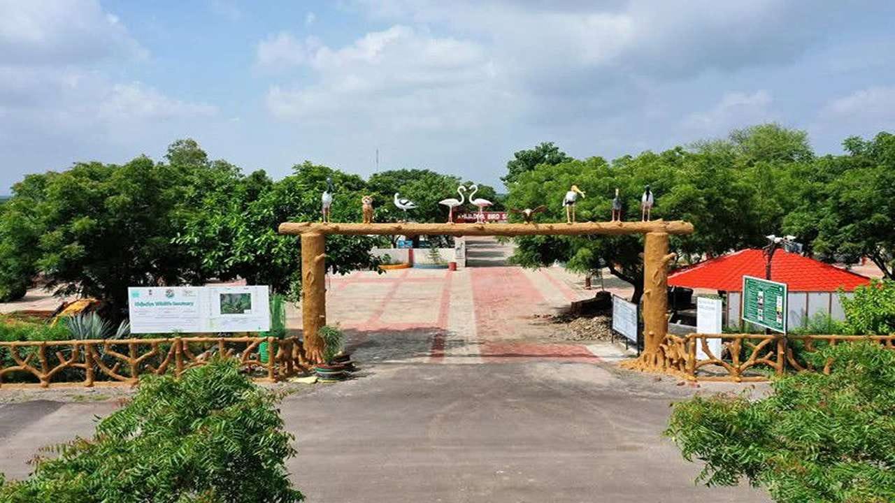 અભયારણ્યની મુખ્ય તાકાત તેની નિવાસસ્થાનની વૈવિધ્યતામાં છે, જ્યાં મીઠા પાણીનો પ્રવાહ દરિયાકાંઠાની ભરતી સાથે મળીને પાળા અને ખાડાઓ સર્જે છે. આ કુદરતી વ્યવસ્થા વન્યજીવન માટે અનુકૂળ સૂક્ષ્મ નિવાસસ્થાનો બનાવે છે અને આ સુવિધાઓ ખીજડિયાને ભારતના સૌથી જીવંત પક્ષી સ્થળોમાંનું એક બનાવે છે. સાથે સાથે, આ ગુજરાતની ભીની જમીન સંરક્ષણ માટેના વૈજ્ઞાનિક અને આયોજનબદ્ધ અભિગમને પણ મજબૂત બનાવે છે.